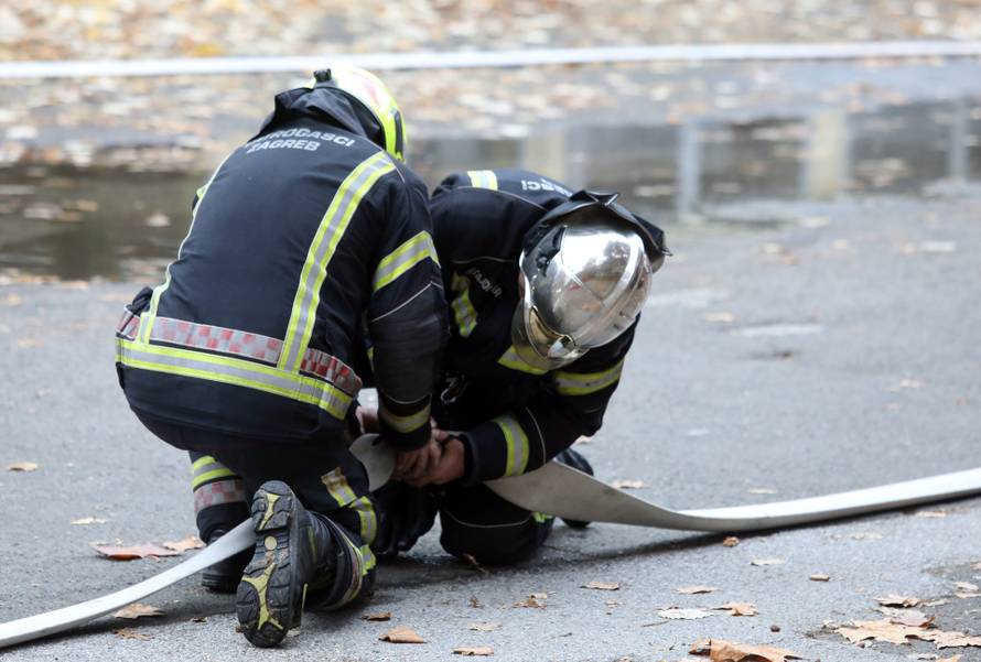 VIDEO Osnovna škola u Zagrebu gorjela više od dva sata, jedan vatrogasac je lakše ozlijeđen