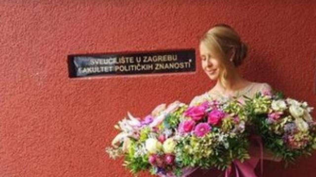 Proslavila 'fotkom' i pokazala noge: Maja Lena je magistrirala
