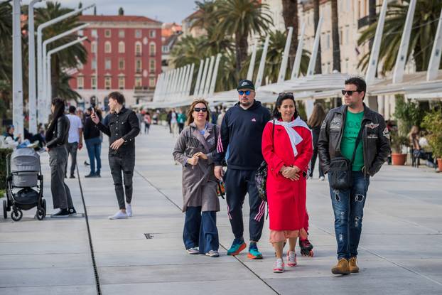 Split: Sunčano i toplo poslijepodne građani proveli na rivi