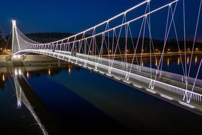 FOTO Pješački most u Osijeku zablistao je u novom ruhu