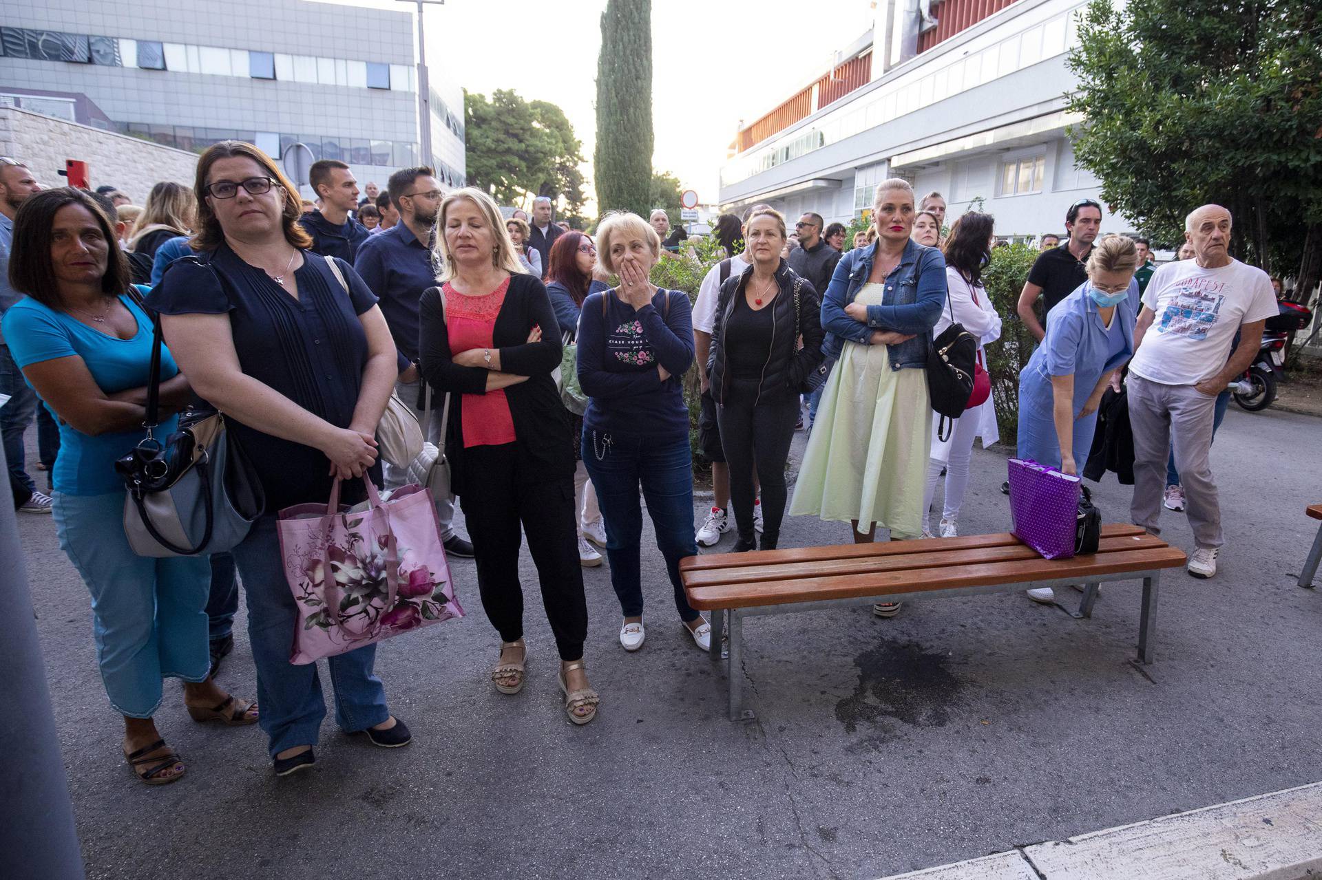 Split: Ispred KBC Split odrzan prosvjed podrske zdravstvenim radnicima 
