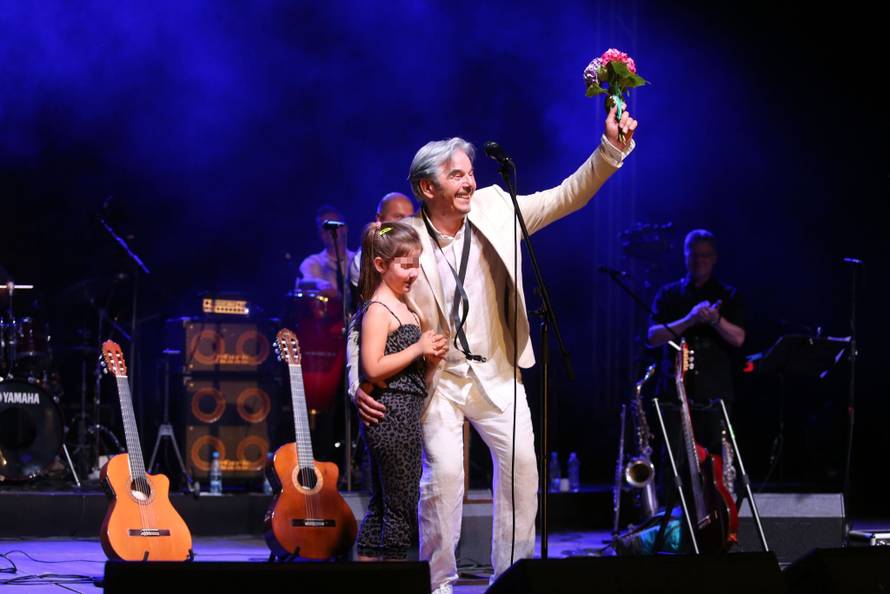 Radolfija raznježila unuka Ema (6): Donijela mu buket na binu