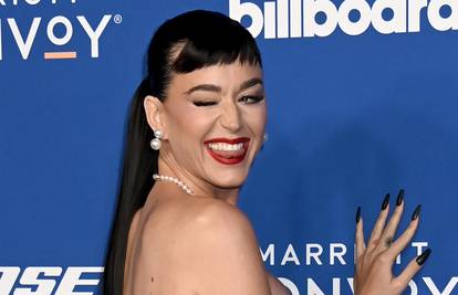 Katy Perry šokirala neobičnim dodatkom na crvenom tepihu: 'Pojasni nam što ti je to...'