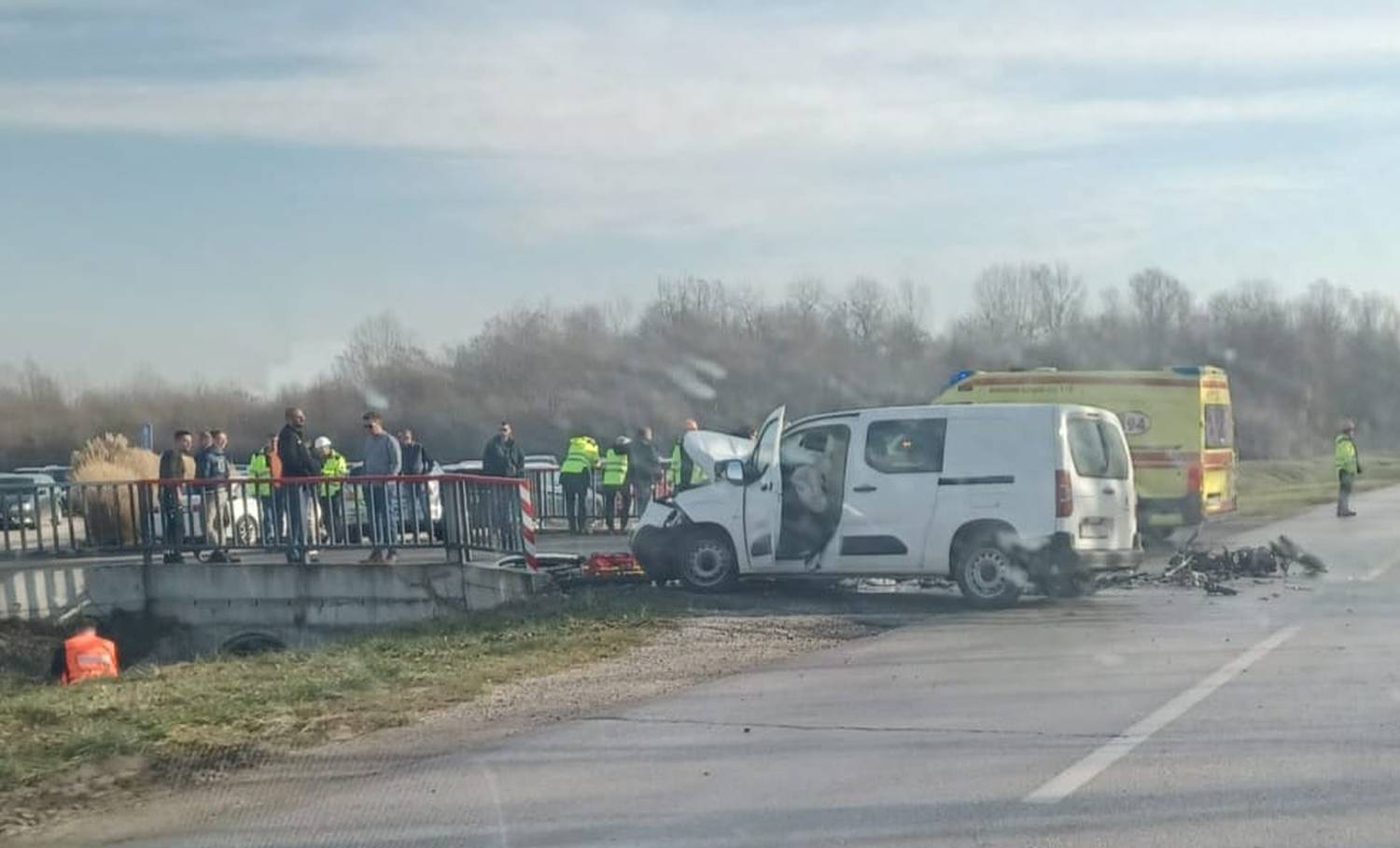 Prve slike s mjesta strave kod Rugvice! Policija: 'Dvoje mrtvih u sudaru kombija i motocikla'