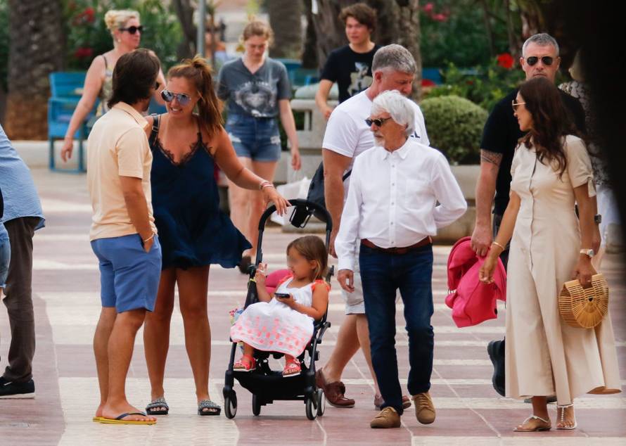 Tamara se 'opustila' uz obitelj na Ibizi: Vjetar joj dizao haljinu