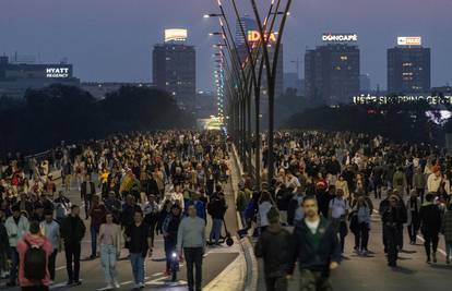 Beograd na ulici: Najuporniji prosvjednici i nakon ponoći na  autocesti, postavljali i šatore