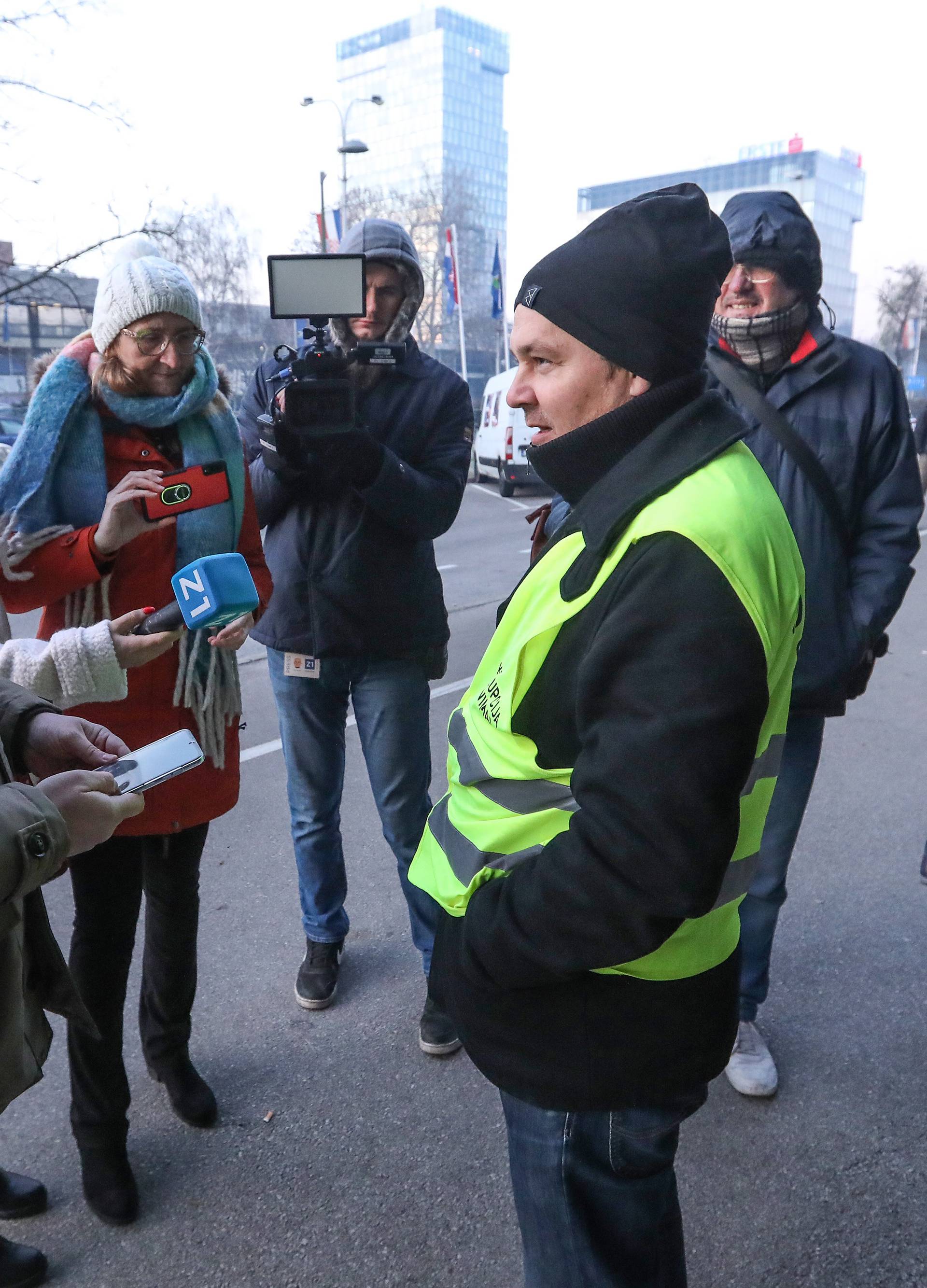 Juričan spavao ispred Holdinga pa jutros dočekao zaposlenike