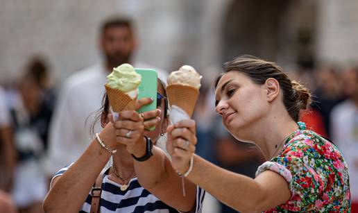 Sunčan dan u Dubrovniku mnogi turisti iskoristili su za odmor ili obilazak brojnih znamenitosti