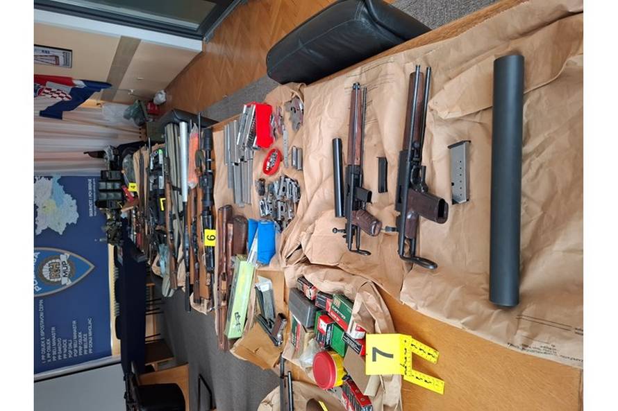 FOTO Ogromna zapljena oružja u Slavoniji: Troje ljudi uhićeno. 'Ovako nešto nismo dugo imali'