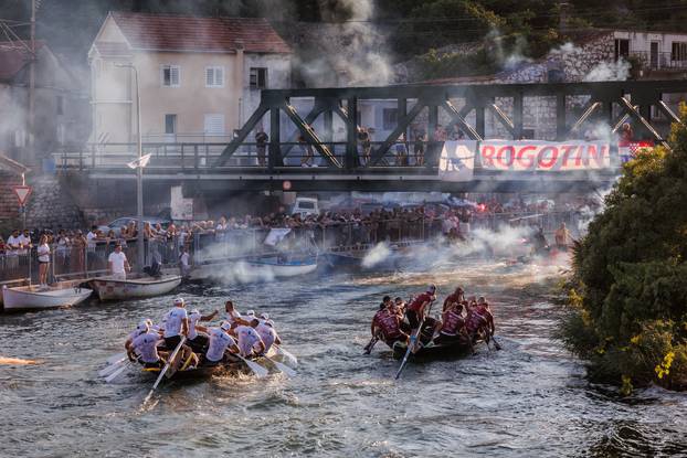 Prolazak Maratona lađa kroz Rogotin uz bakljadu