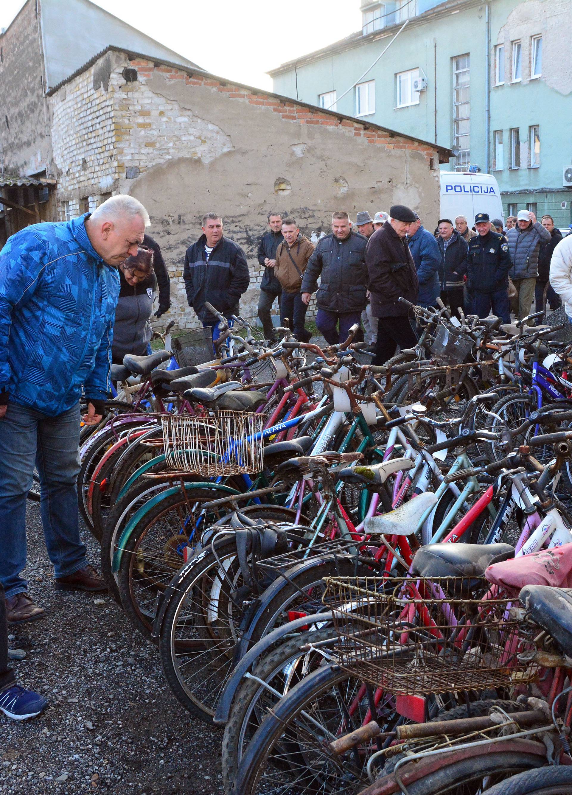 Išli su i po 10 kuna: Policija prodala bicikle u pet minuta