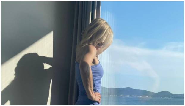 FOTO Koja linija! Uršula Tolj se brčkala u bazenu pa pokazala besprijekornu figuru u bikiniju