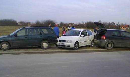 Obilazio parkirani auto u zavoju i oštetio četiri auta