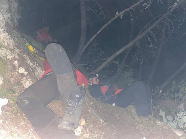 FOTO Ovo su heroji Blidinja: Nakon skoro tjedan dana borbe s požarom zaspali su u šumi