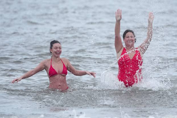 Tradicionalno kupanje na Badnjak u zaljevu Cullercoats u Sjevernom Tynesideu