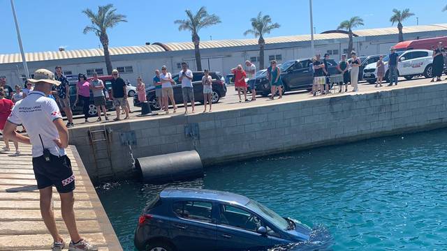 Auto u Splitu završio u moru, ljudi na vrijeme izašli iz njega