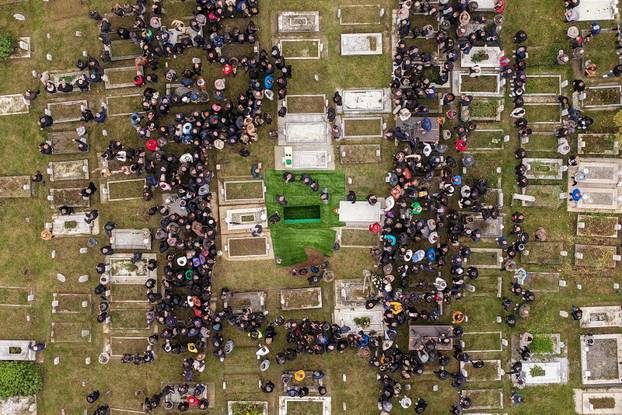 Sarajevo: Pogled iz zraka na posljednji ispraćaj Halida Bešlića na gradskom groblju Bare