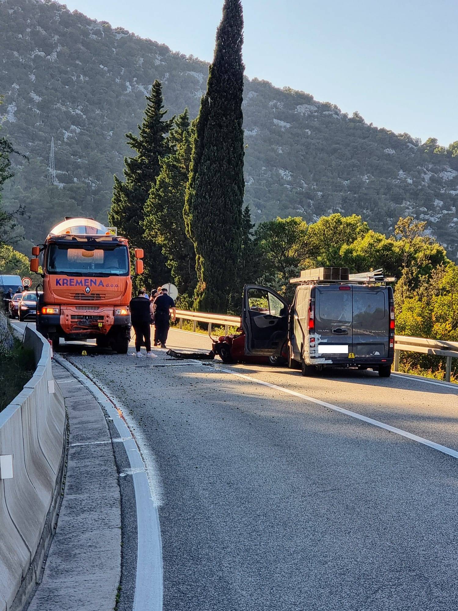 FOTO Jedan čovjek poginuo u stravičnoj nesreći kraj Ploča, od auta nije ostalo gotovo ništa