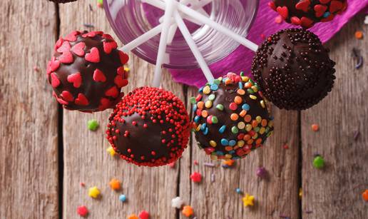 Cake pops - jako ukusan desert koji obožavaju i veliki i mali...