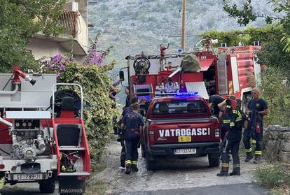 FOTO Nakon cjelonoćne borbe s buktinjom kod  Žrnovnice ovako su vatrogasci dočekali smjenu