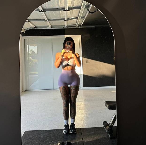 Iz trkaćih automobila prebacila se na OnlyFans i 'diže' milijune