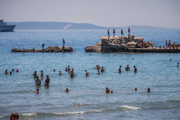 Gužva na splitskim Bačvicama