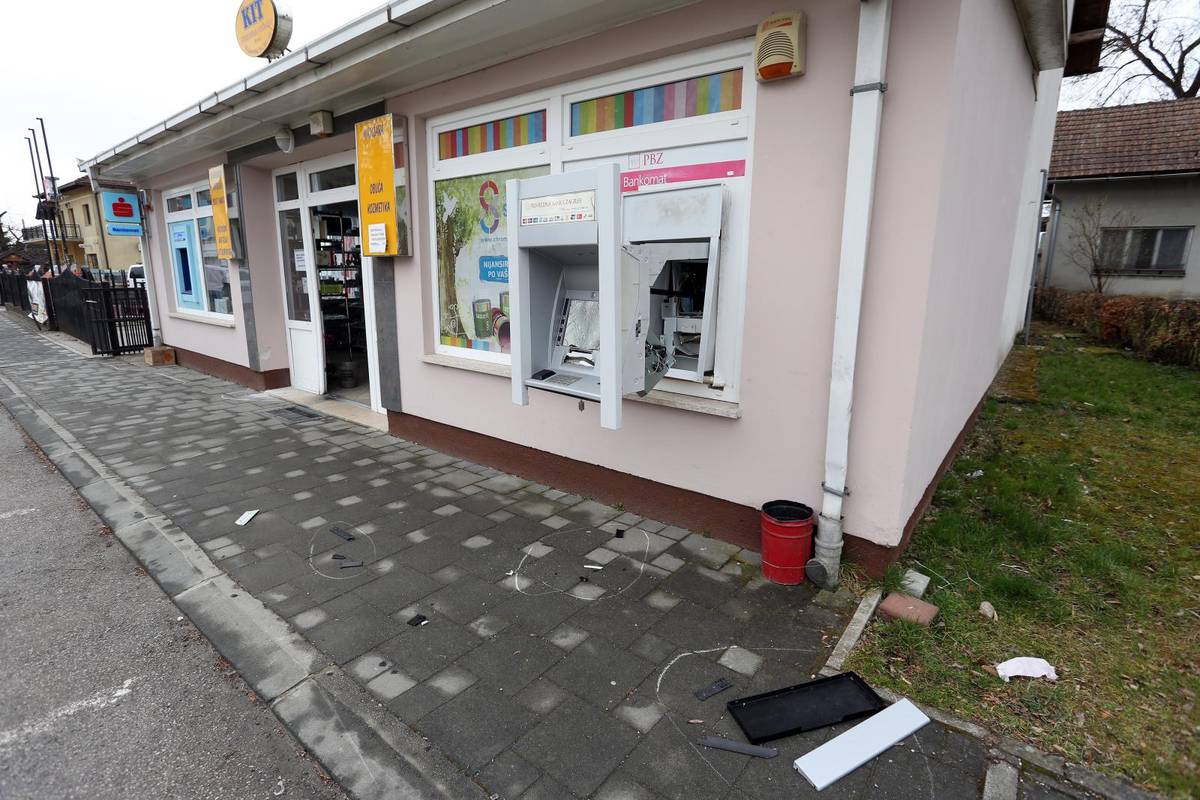 Grunulo usred noći: Lopovi u Pisarovini raznijeli bankomat!