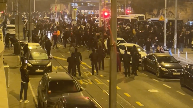 VIDEO Torcida ozlijedila osam policajaca i uništila četiri vozila u sukobima  nakon utakmice