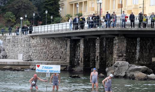 Kupanjem na Lidu obožavatelji su se oprostili od Balaševića...