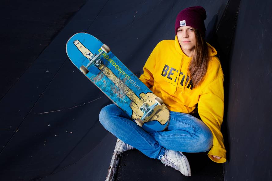 U inat predrasudama: Kraljica skatea  rastura na skateboardu