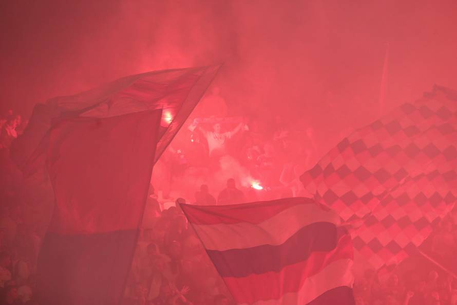 Zbog bakljade prekinuta utakmica između Hajduka i Ajaxa