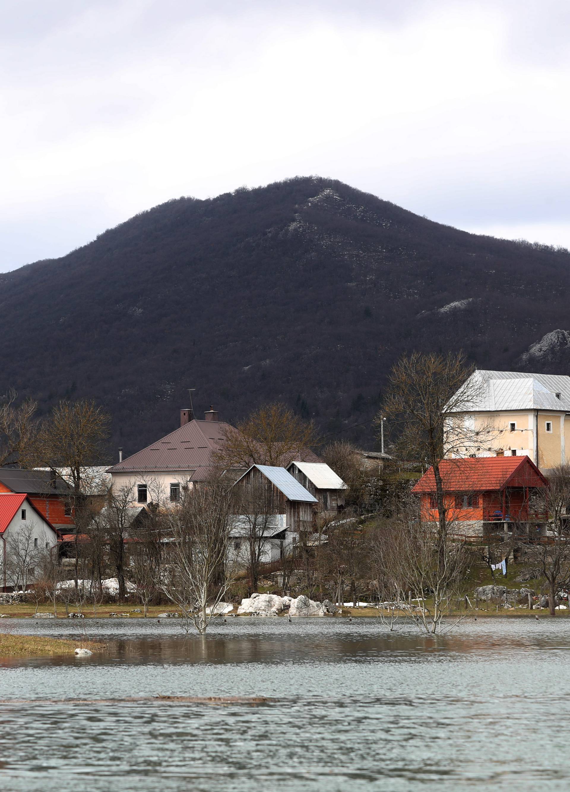 Izlila se Lika i poplavila Kosinj: U Jasenovcu se grade nasipi...