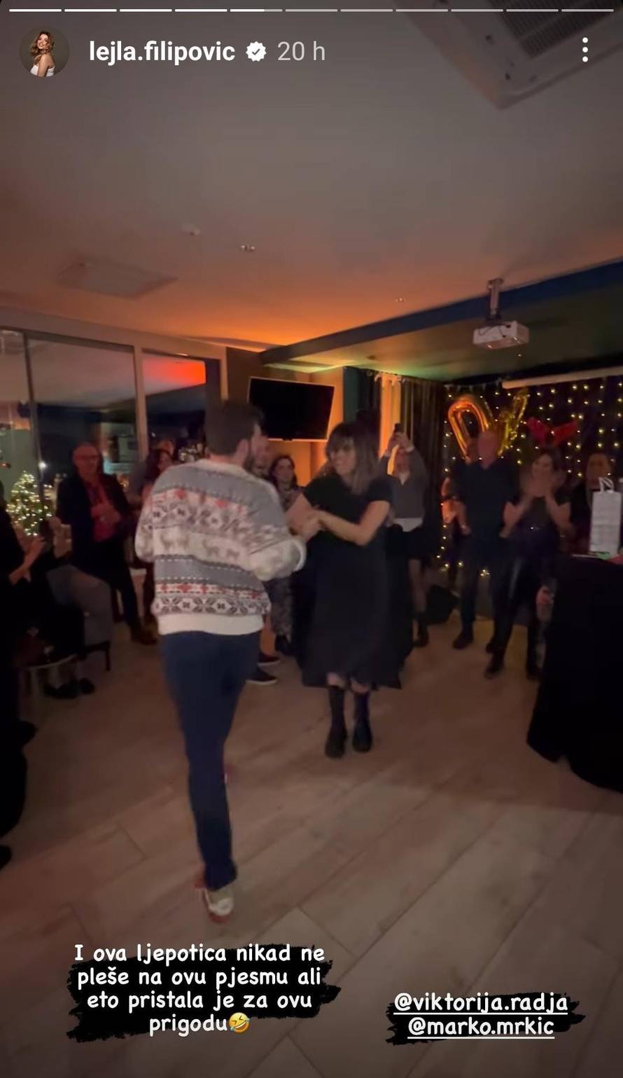 Ekipa se opustila i tulumarila u božićnim džemperima: Tarik  zapjevao, Rađa svirao gitaru...