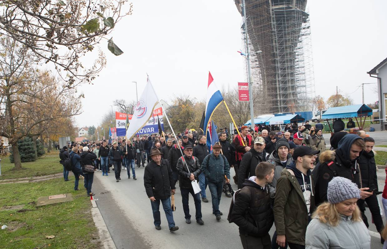 Hrvati iz BiH stižu u Vukovar, kolona već krenula iz Orašja