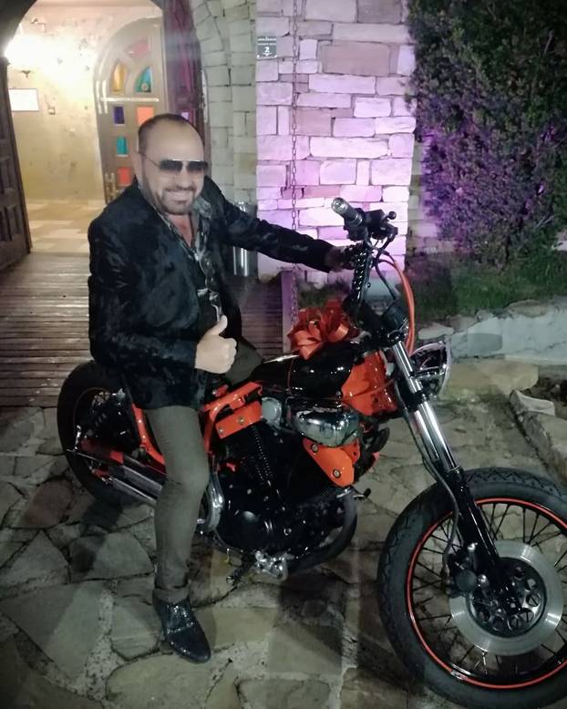 Rijetko tko bi ga prepoznao! Pogledajte kako je popularni Mile Kitić izgledao u mladosti