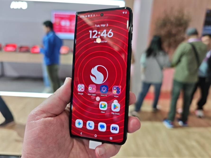 VIDEO Testirali smo Razr Fold: Motorola ima preklopni adut za bitku protiv Samsungova Folda