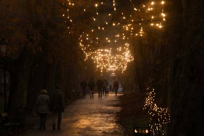 Advent u Osijeku: Osječani se šeću pod blagdanskim svjetlima