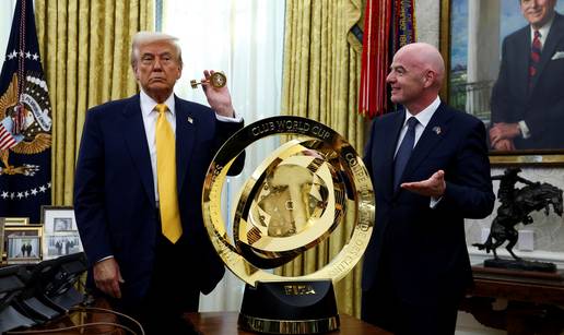 FOTO Da nije atomska bomba? Evo kako je Trump reagirao na trofej novog Fifina natjecanja