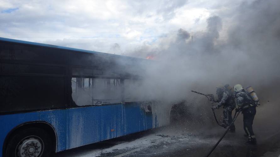 Buktinja na cesti: Zapalio se ZET-ov bus kod Velike Gorice