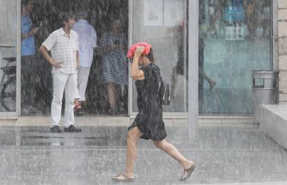 Pripremite kišobrane: Danas nas očekuje oblačno vrijeme uz kišu, na Jadranu i grmljavina
