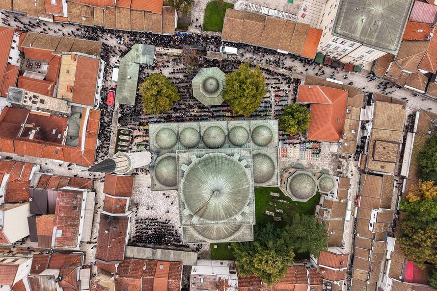 Sarajevo: Pogled iz zraka na dženazu za Halida Bešlića u Gazi Husrev-begovoj džamiji