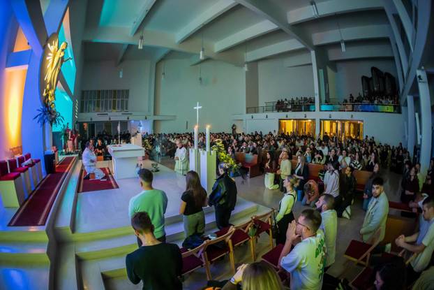 Split: U crkvi Srca Isusova održano je klanjanje za mlade kao odgovor na Noć vještica