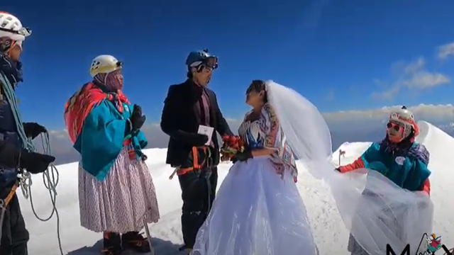 Sudbonosno 'da' izgovorili su na vrhu bolivijske planine: Uspon do vrha trajao je tri dana
