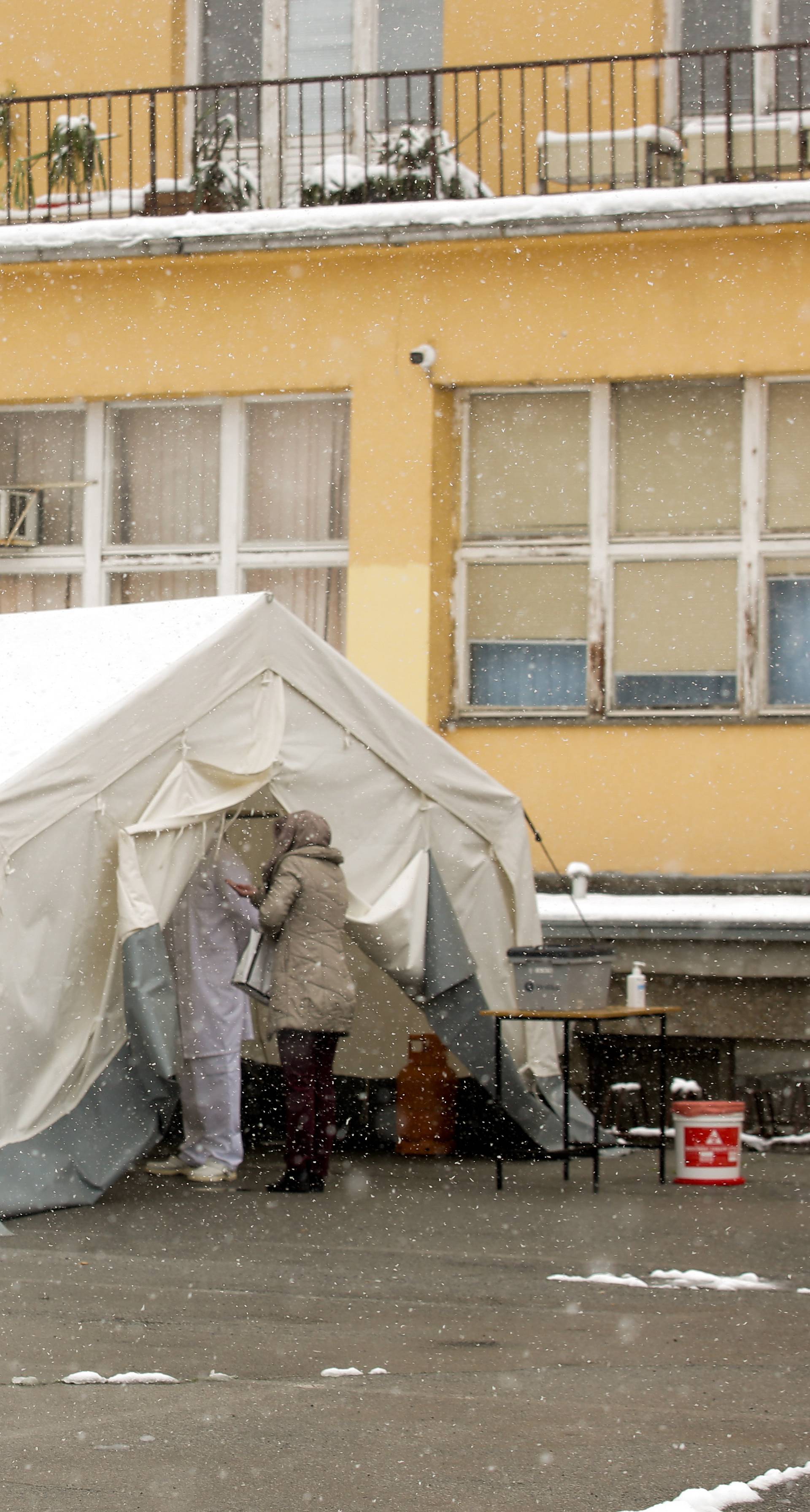 Osijek: Pred Domom zdravlja postavljen šator s ambulantom za COVID-19