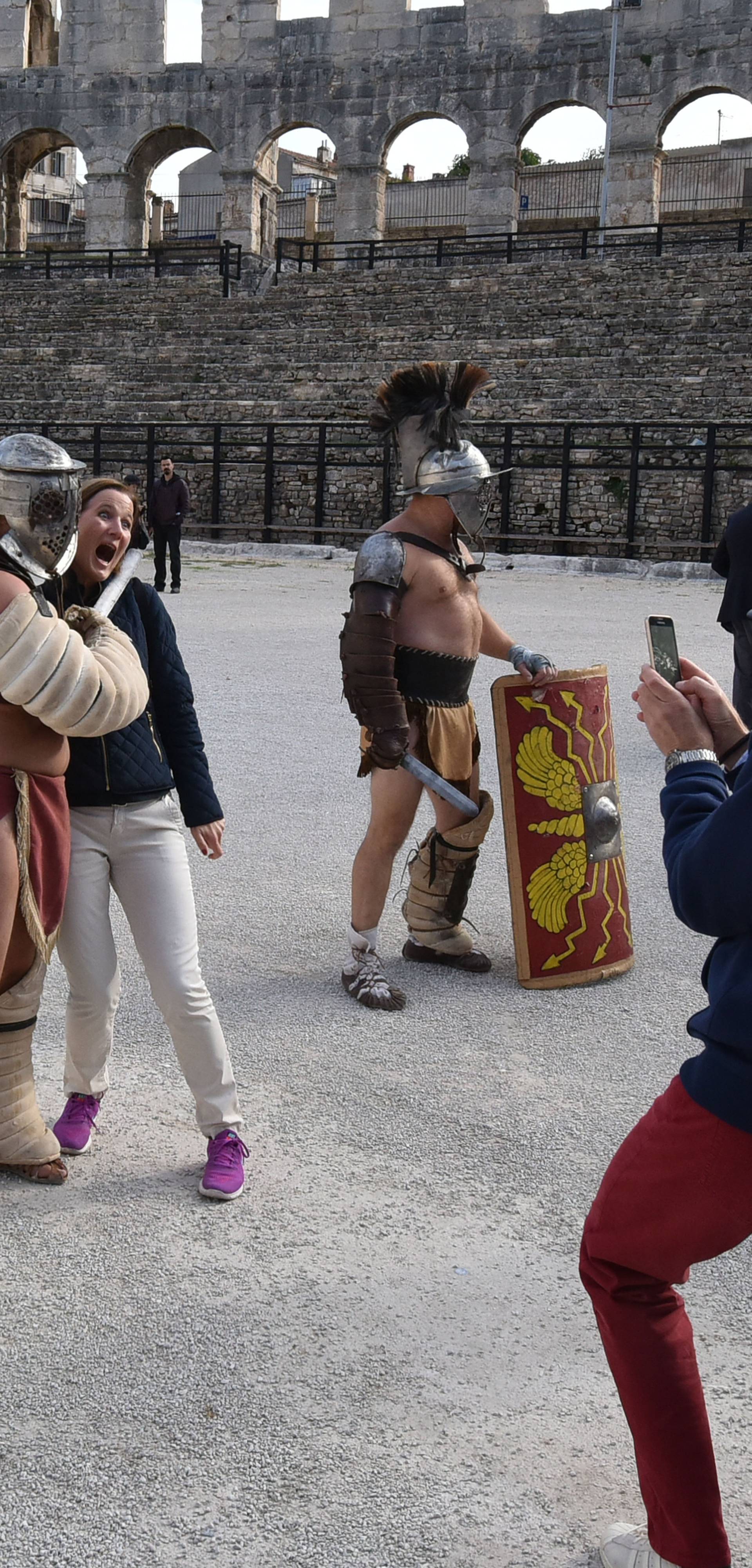 Gladijatori su opet u Areni, ali sada se bore s diplomatima