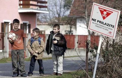 13 godina nakon rata djeca se igraju u poljima smrti