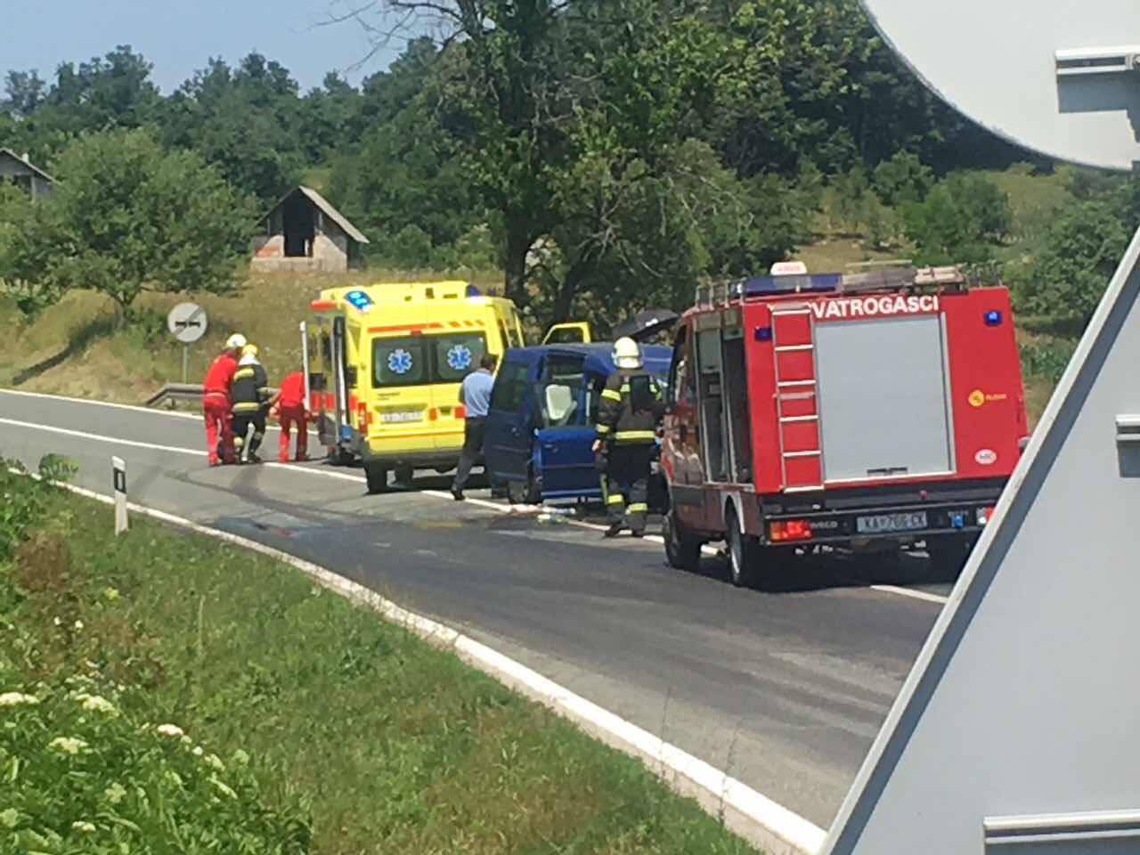 U teškoj nesreći  pokraj Slunja jedan mrtav, više ozlijeđenih