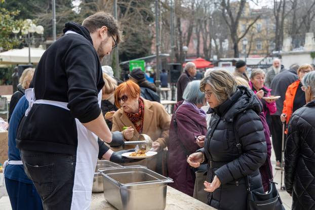 Pula:  500 besplatnih porcija “Lovačkog doručka” podjeljeno na slast prisutnim puljanima