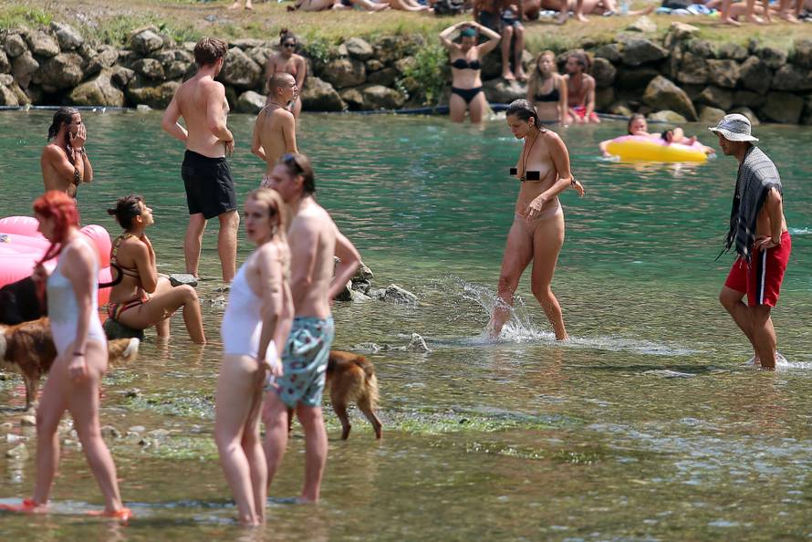 Gole grudi i psihodelija: Počeo Momento Demento na Mrežnici