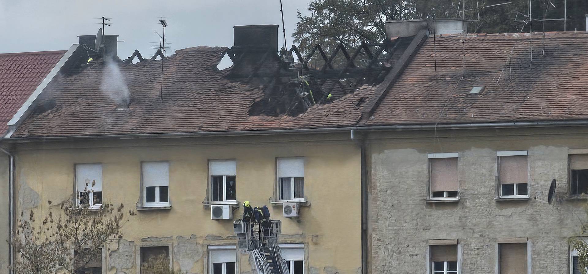 VIDEO 24sata na mjestu požara: Gorjele šupe pune starih stvari